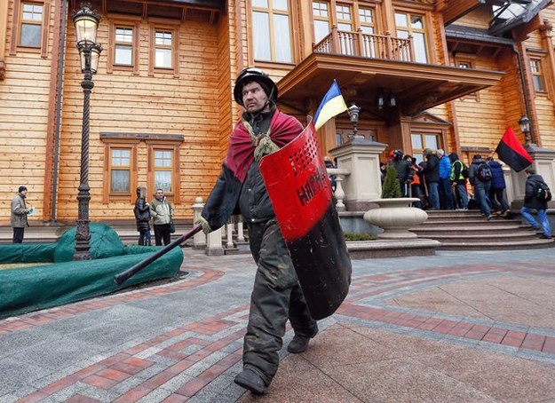 Demontranci na terenie posesji Janukowycza /SERGEY DOLZHENKO /PAP/EPA