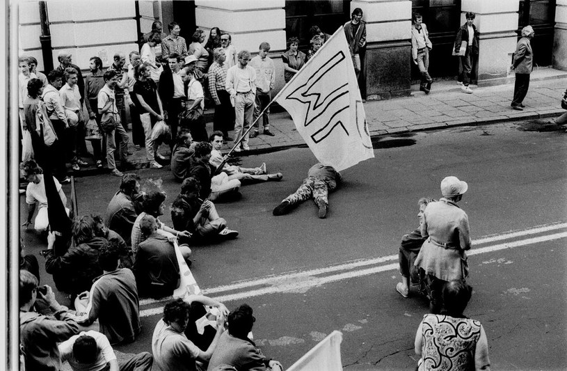 Demostracja Ruchu "Wolność i Pokój" na Krakowskim Przedmieściu w Warszawie, 26 maja 1989 r. /Jacek Dominski/REPORTER /East News