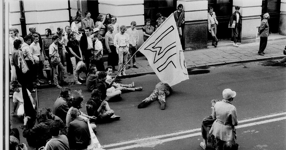 Demostracja Ruchu "Wolność i Pokój" na Krakowskim Przedmieściu w Warszawie, 26 maja 1989 r. /Jacek Dominski/REPORTER /East News