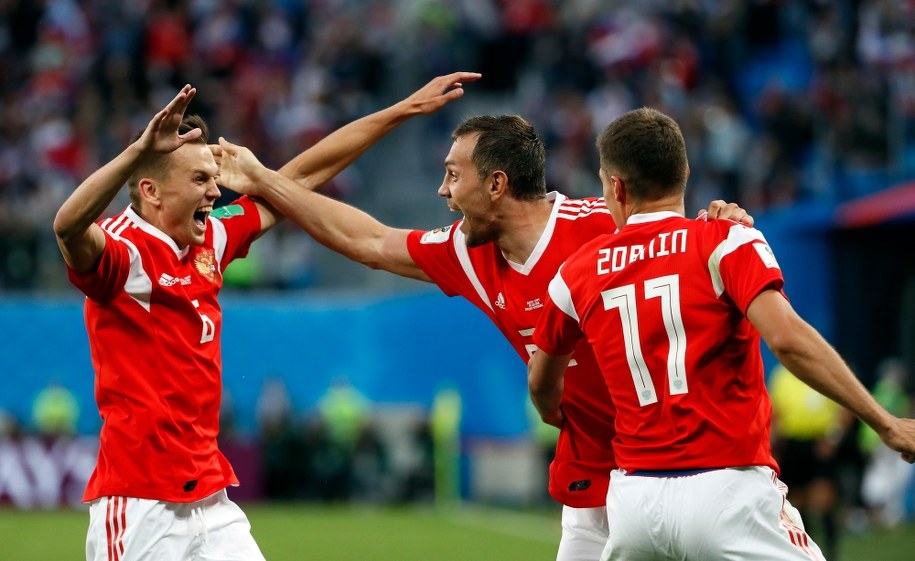 Denis Czeryszew, Artiom Dziuba i Roman Zobnin po samobójczym golu Egipcjanina Ahmeda Fathy'ego /ETIENNE LAURENT /PAP/EPA