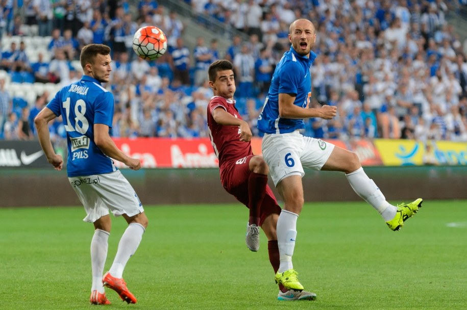 Denis Thomalla (po lewej) i Łukasz Trałka z Lecha Poznań oraz Samir Radovac z FK Sarejevo w rewanżowym meczu 2. rundy kwalifikacji piłkarskiej Ligi Mistrzów /Jakub Kaczmarczyk /PAP