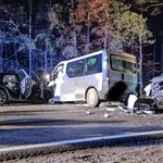 Deniski. Zderzenie busa i dwóch osobówek. Jedna osoba nie żyje, siedem rannych