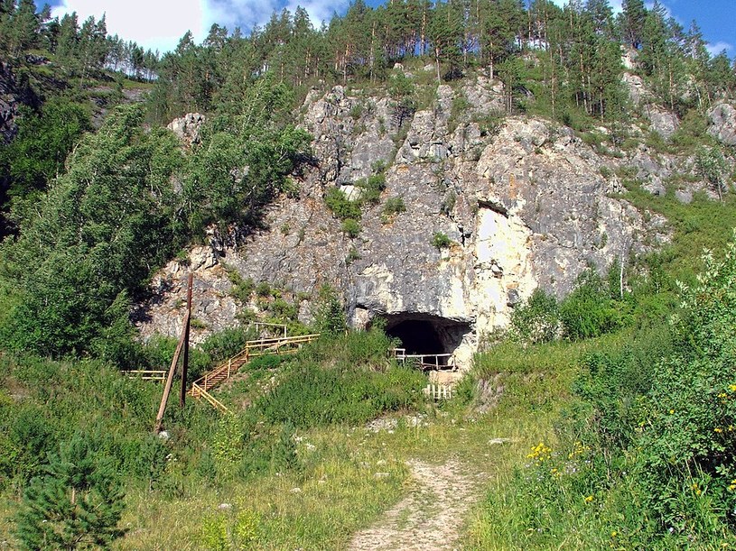 Denisowianie to tajemniczy, wymarły już gatunek człowieka. Na ich ślad trafiono w Denisowej Jaskini w górach Ałtaj. / zdjęcie: wikipedia /domena publiczna