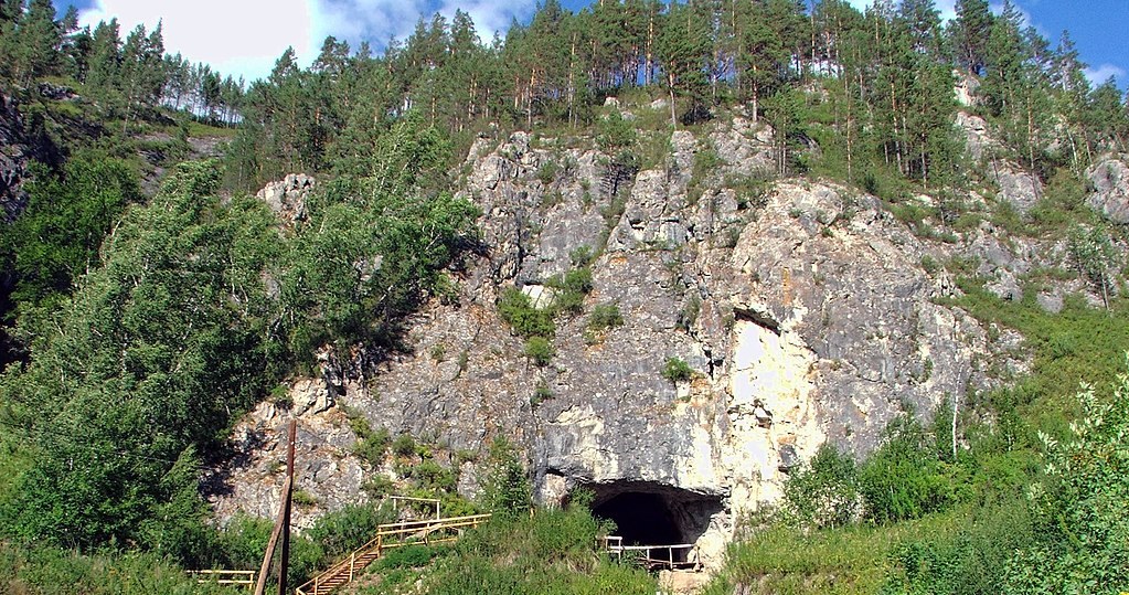 Denisowianie to tajemniczy, wymarły już gatunek człowieka. Na ich ślad trafiono w Denisowej Jaskini w górach Ałtaj. / zdjęcie: wikipedia /domena publiczna
