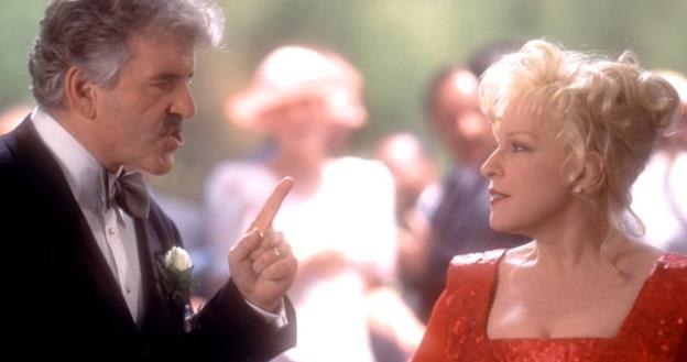 Dennis Farina i Betty Midler w scenie z filmu "Ta podstępna miłość" /materiały prasowe