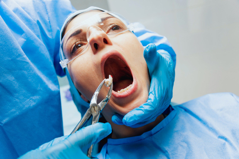Dentyści biją na alarm - zęby są narażone na uszkodzenia, gdy zbyt dużo korzystamy ze smartfonów /123RF/PICSEL