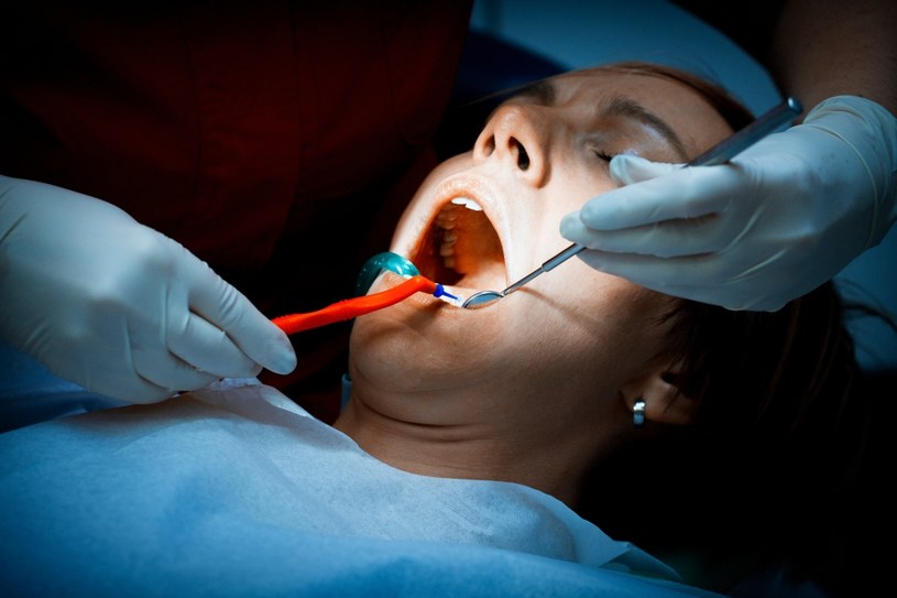 Dentyści ciągle stosują plomby z amalgamatu /123RF/PICSEL