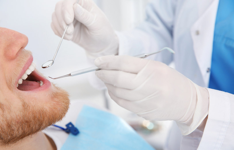 Dentysta, na podstawie tego, co zaobserwuje w jamie ustnej, jest w stanie stwierdzić, że zmagamy się z chorobą, której objawów wcześniej nie zauważyliśmy /123RF/PICSEL