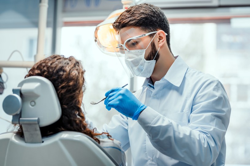 Dentysta od 1 stycznia jest zobowiązany do pobierania od pacjentów opłaty za jednorazowe kubki używane podczas zabiegów /123RF/PICSEL