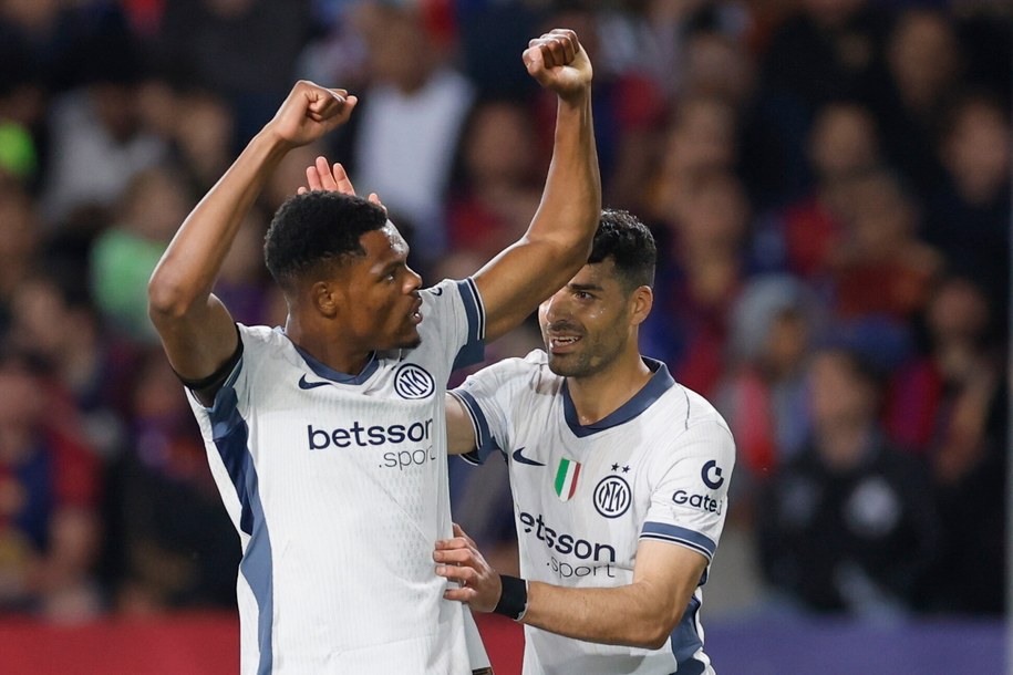 Denzel Dumfries i Mehdi Taremi z Interu Mediolan /ALBERTO ESTEVEZ /PAP/EPA