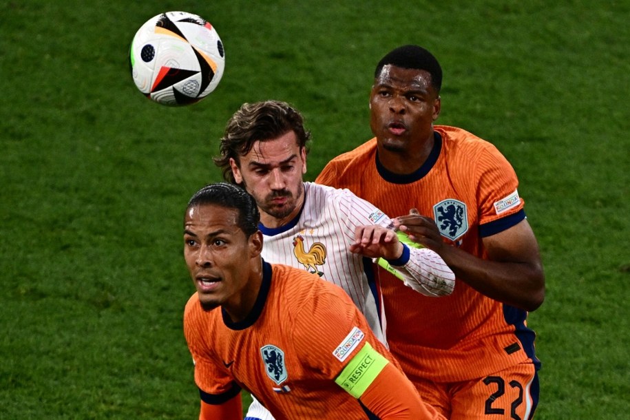 Denzel Dumfries nie zagra w meczu z Polską /GABRIEL BOUYS/AFP /East News