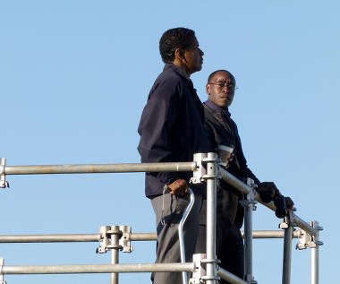 Denzel Washington i Don Cheadle w scenie z filmu "Lot"