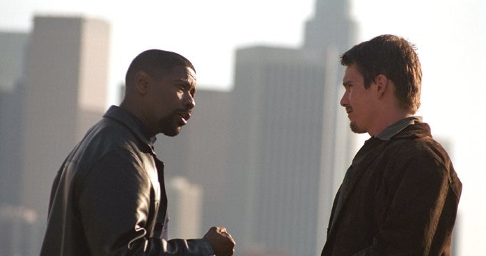 Denzel Washington i Ethan Hawke w filmie "Dzień próby" /materiały prasowe