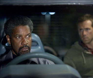 Denzel Washington i Ryan Reynolds w scenie z filmu "Safe House"