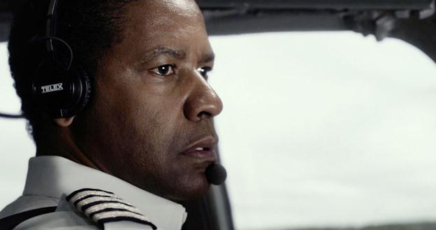 Denzel Washington w scenie z filmu "Lot" /materiały dystrybutora