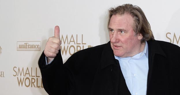 Depardieu pokazuje, że akceptuje poprawki Putina - fot. Andreas Rentz /Getty Images/Flash Press Media