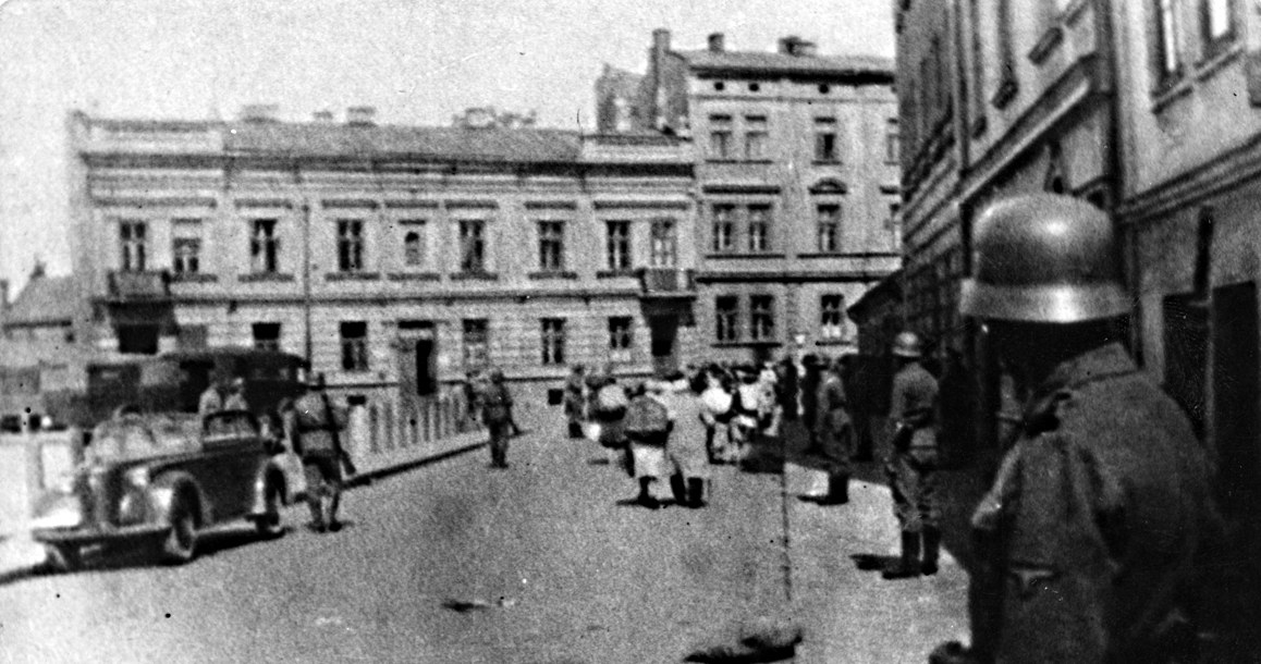 Deportacja mieszkańców getta krakowskiego do obozu zagłady w Bełżcu w czerwcu 1942 r. /fotografia ze zbiorów AIPN w Krakowie /