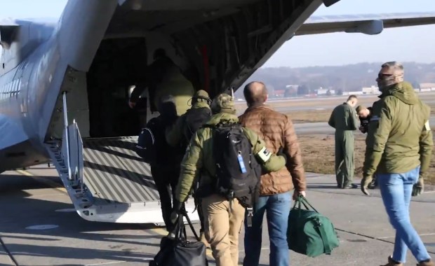 "Deportacje ruszyły". Premier pokazał nagranie 