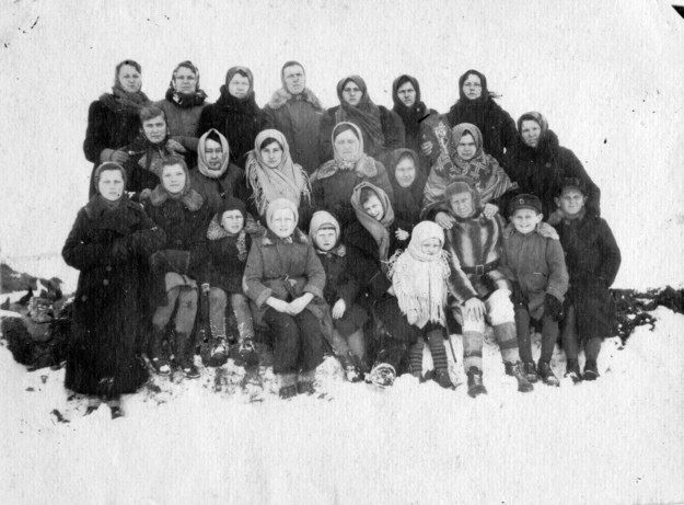 Deportowani Polacy w miejscowości Bannowka w radzieckim Kazachstanie /Agencja FORUM