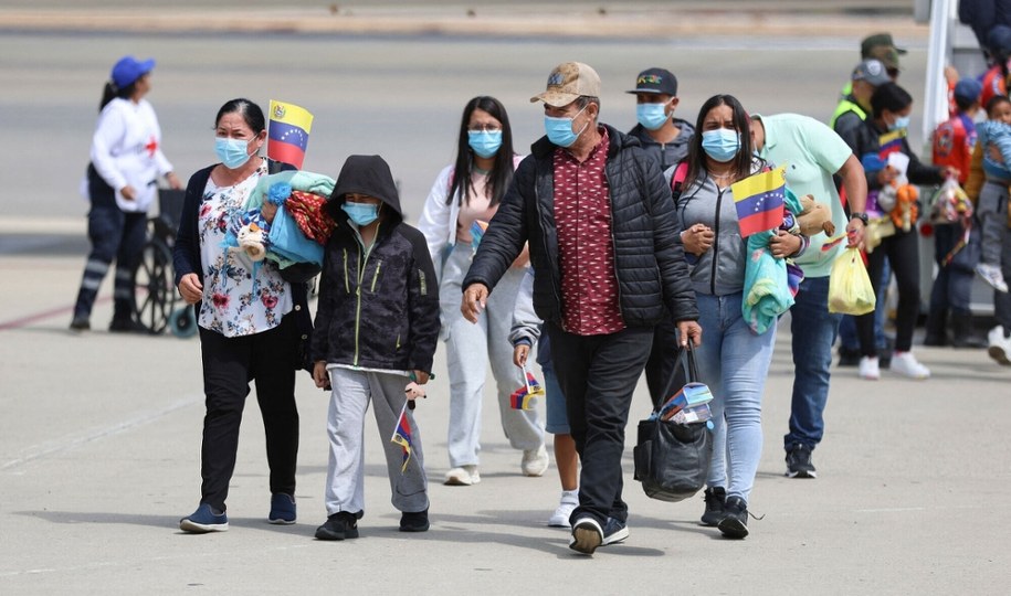 Deportowani ze Stanów Zjednoczonych migranci na lotnisku w wenezuelskim mieście Maiquetia /PEDRO MATTEY/AFP /East News