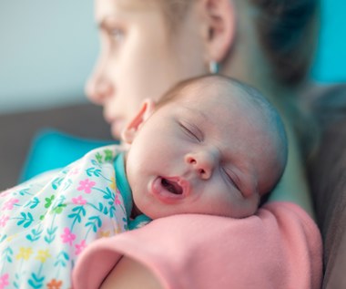 Depresja poporodowa to nie baby blues. Jak je odróżnić?