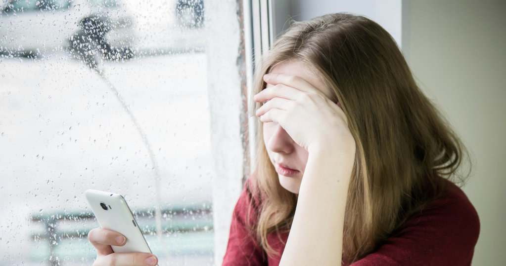 Depresja, stany lękowe czy problemy z akceptacją swojej tożsamości to niejedyne problemy młodych ludzi /123RF/PICSEL