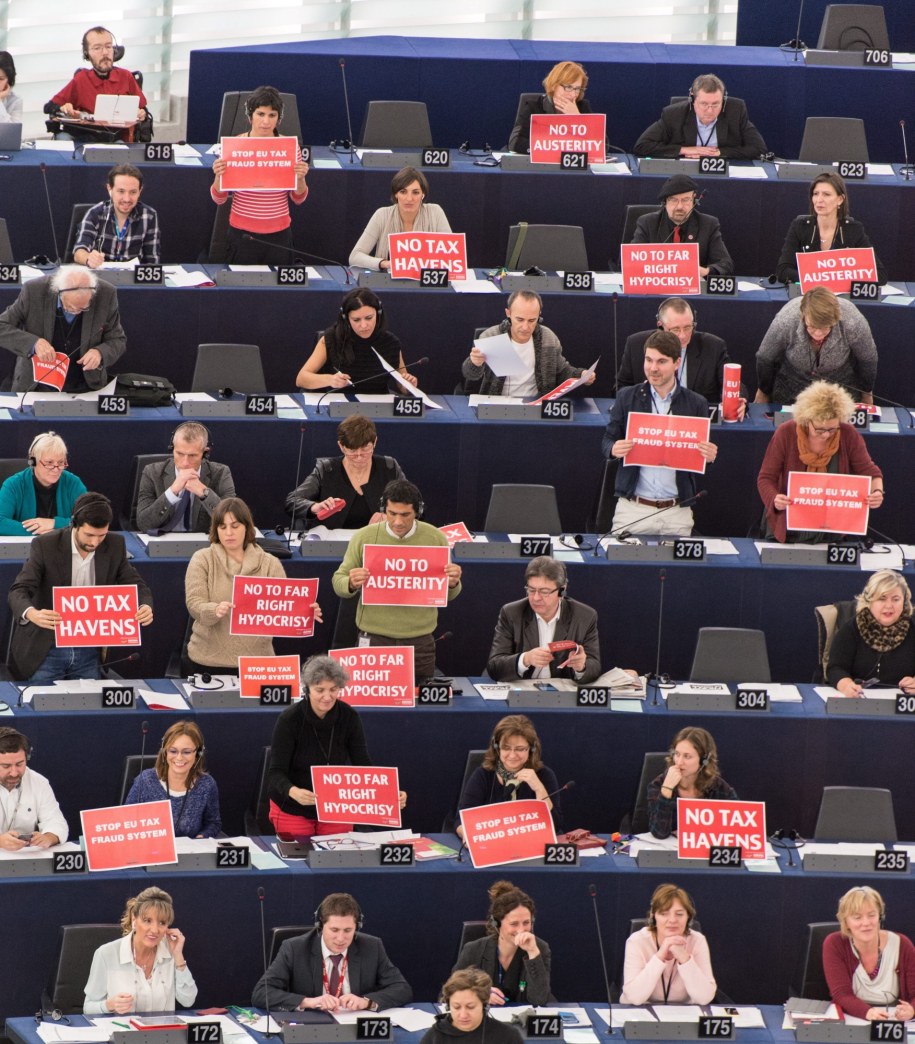 Deputowani skrajnie lewicowych partii podczas sesji PE /Patrick Seeger  /PAP/EPA