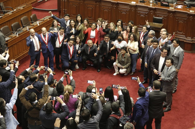 Deputowani świętują decyzję o usunięciu prezydenta Peru /STRINGER /PAP/EPA