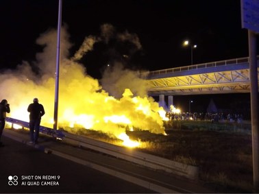 Derby Dolnego Śląska: Kibice zgromadzeni przed stadionem. W stronę policjantów poleciały race