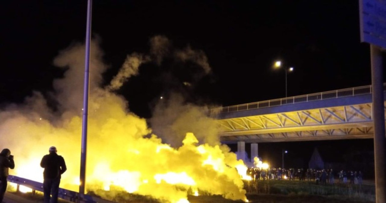 Derby Dolnego Śląska: Kibice zgromadzeni przed stadionem. W stronę policjantów poleciały race