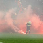 Derby Krakowa: Kibole Cracovii obrzucili sektor Wisły racami. "Pasom" grożą surowe kary