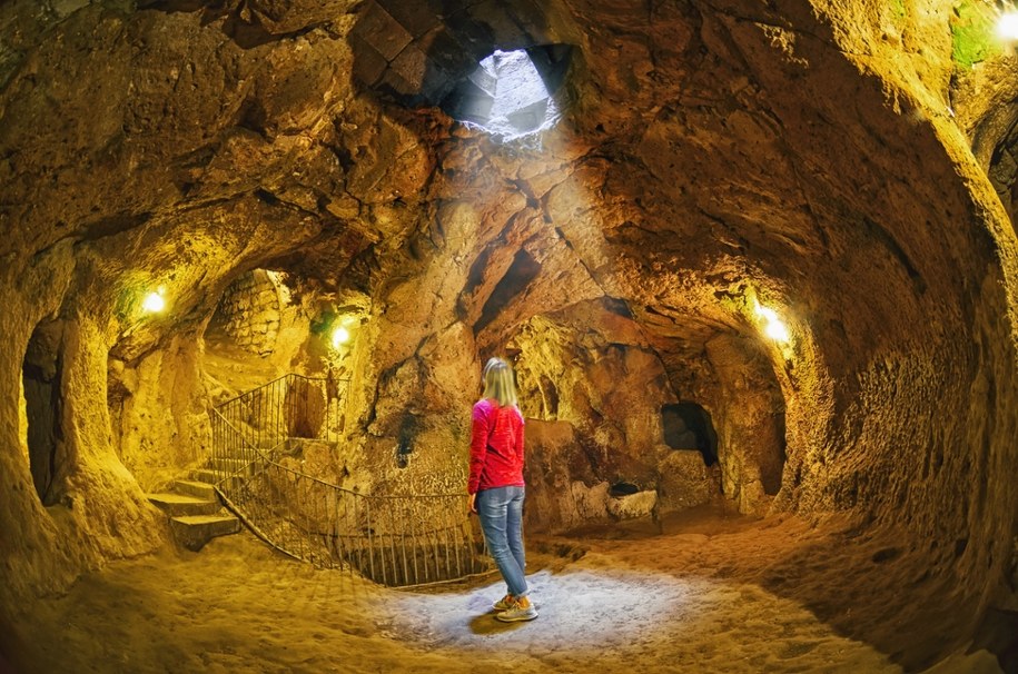 Derinkuyu – tajemnicze podziemne miasto odkryte pod domem w Turcji /Shutterstock