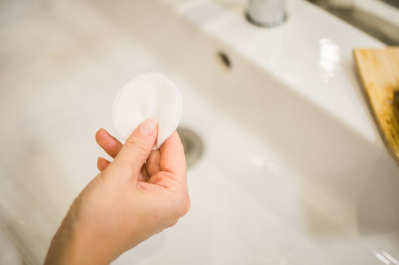 Dermatolog tłumaczy, dlatego codzienne korzystanie z płatków kosmetycznych nie jest wskazane /Pixel