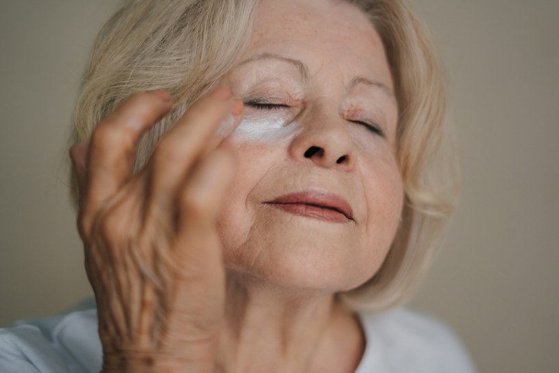 Dermatolożka przeprowadziła zaskakujący eksperyment. Oto co dzieje się ze skórą po nałożeniu witaminy C