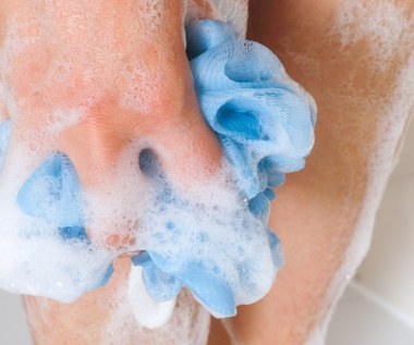 Dermatolożka: te miejsca najczęściej pomijasz przy kąpieli. Zbiera się tam brud i bakterie 