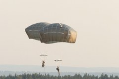 Desant amerykańskich spadochroniarzy na Pustyni Błędowskiej