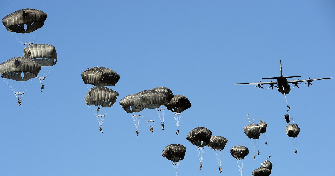 Desant brytyjskich spadochroniarzy podczas ćwiczeń "Anakonda-16" /Janek Skarżyński /AFP