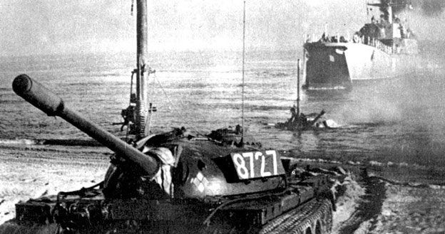 Desant czołgów T-54 z barki desantowej /Polska Zbrojna
