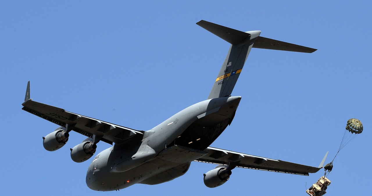 Desant zaopatrzenia z transportowca C-17 /Janek Skarżyński /AFP