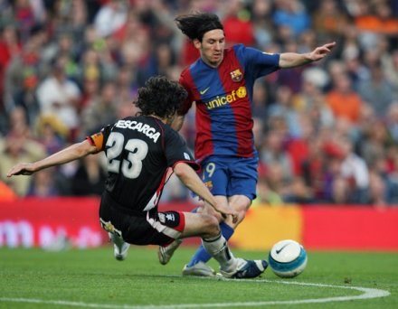 Descarga próbuje zatrzymać Messiego /AFP