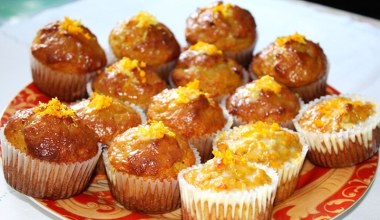 Deser idealny na jesień. Przepis na babeczki dyniowo-pomarańczowe 