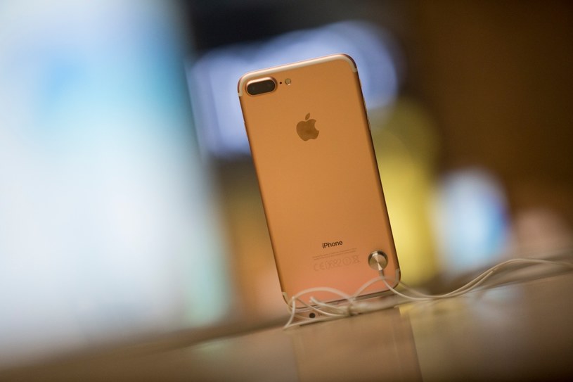 Design iPhone'a ma ulec znaczącej zmianie /AFP