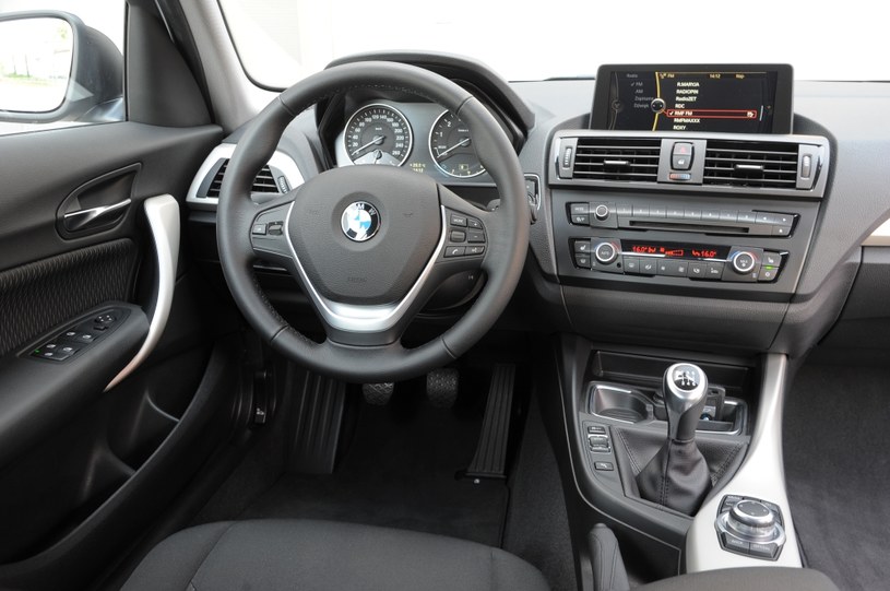 Deska rozdzielcza BMW ze srebrnymi wstawkami jest skierowana w stronę prowadzącego. Kierownica wielofunkcyjna (dopłata 785 zł) z grubym wieńcem świetnie leży w dłoniach, a obsługa auta nie nastręcza problemów. /Motor