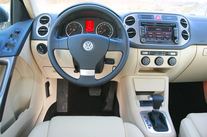 Deska rozdzielcza jest niemal identyczna jak w Volkswagenie Golfie Plus. Solidność montażu bez zarzutu, ale stylizacja pozostaje w tyle za rywalami. /Motor