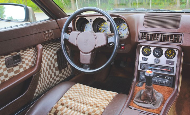 Deska rozdzielcza najstarszego typu – kierownica jest ogromna i umieszczona  niemal idealnie pionowo. Inaczej niż w „911”, obrotomierz nie jest pośrodku. /Motor
