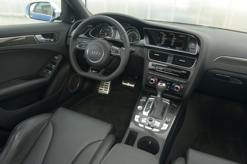 Deska rozdzielcza – taka sama, jak w zwyczajnym A4. Tradycyjnie dla Audi – bardzo dobre materiały, spasowanie i ergonomia. System MMI jest seryjny. /Motor