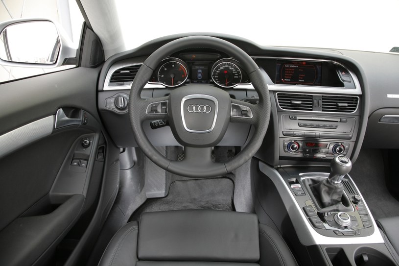 Deska rozdzielcza została w całości przejęta ze zwykłego Audi A4 B8. Jest bardzo starannie wykonana i łatwa w obsłudze. W opcji – wysokiej klasy sprzęt audio marki Bang&Olufsen. /Motor