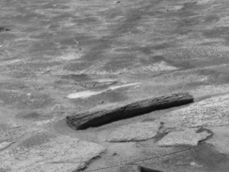 "Deska" zauważona na zdjęciach Marsa w 2012 roku /NASA