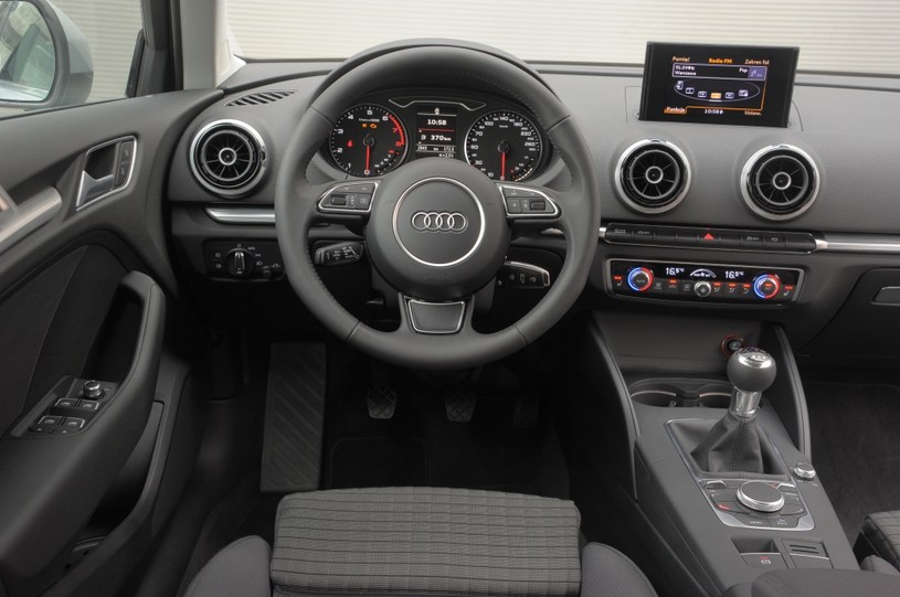 Deskę rozdzielczą Audi A3 wyróżniają świetna jakość i minimalizm. Na konsoli środkowej nie ma nawet przycisków radia, które obsługuje się z poziomu systemu MMI i za pomocą przycisków na kierownicy. /Motor