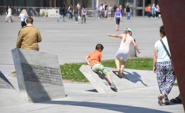 Deskorolkarze na pomniku gen. Kuklińskiego